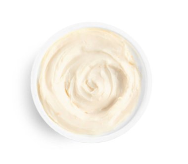 Beyaz arkaplanda izole edilmiş işlenmiş peynir kutusu