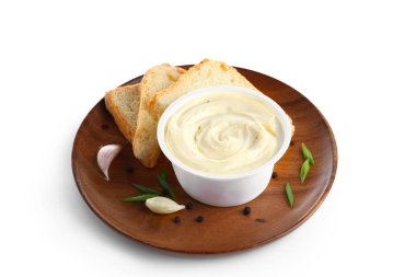 Beyaz arka planda izole edilmiş işlenmiş peynir ve tost tabağı