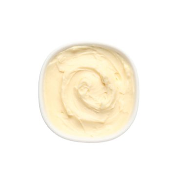 Beyaz arka planda lezzetli krem peynirli kase