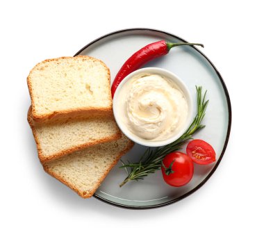 Lezzetli krem peynirli kase, taze sebzeler ve beyaz arka planda ekmek.