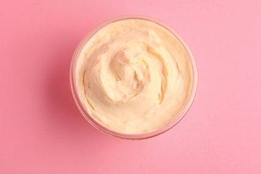 Pembe arka planda lezzetli krem peynirli kase