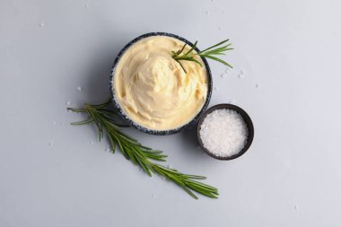 Gri arka planda lezzetli krem peynirli kase