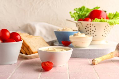 Masada bir kase lezzetli krem peynir