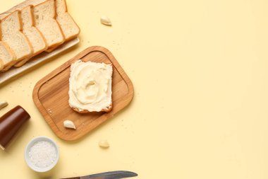 Sarı arka planda krem peynirli lezzetli tost.