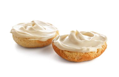 Beyaz arka planda krem peynirli lezzetli kızarmış ekmekler.