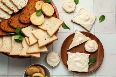 Beyaz fayanslı krem peynirli lezzetli tost ve kızarmış ekmek tabağı.