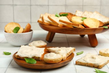 Beyaz fayanslı krem peynirli lezzetli tost tabağı