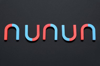 Siyah zemin üzerinde at nalı şekilli mıknatıslar