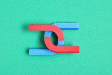 Yeşil arkaplanda at nalı şekilli mıknatıslar