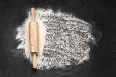 Arkaplanda buğday unlu ahşap oklu merdane