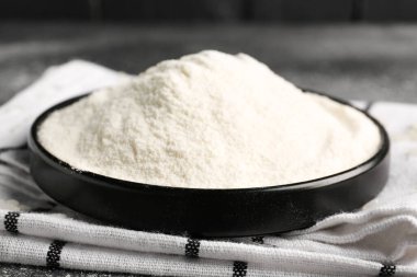 Pilav tabağı ve un ile grunge siyah arkaplan