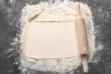 Grunge siyah arkaplanda merdaneli buğday unu