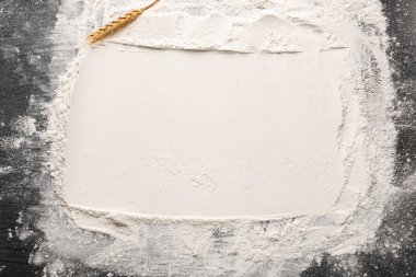 grunge siyah arkaplan üzerinde buğday kulaklı un