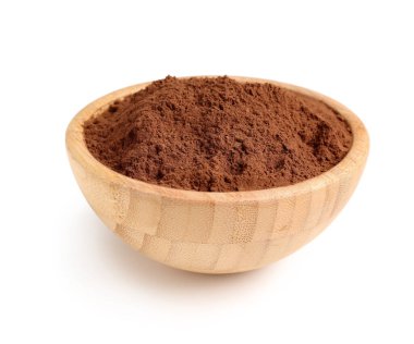 Beyaz zemin üzerinde kakao tozu olan ahşap bir kase.