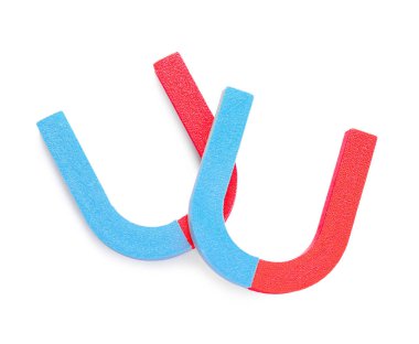 Beyaz arkaplanda izole edilmiş at nalı şekilli mıknatıslar