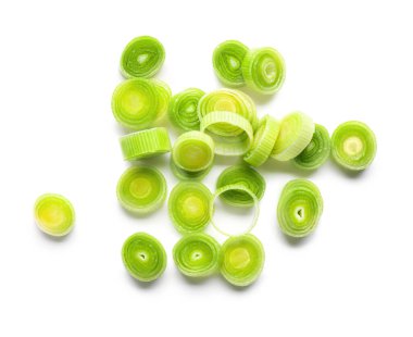 Beyaz arka planda taze pırasa dilimleri