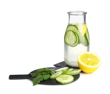 Beyaz arka planda salatalık dilimleri ile doldurulmuş su.