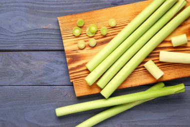 Mavi ahşap arka planda taze pırasa olan tahta.