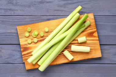 Mavi ahşap arka planda taze pırasa olan tahta.