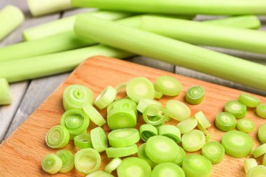 Dilimlenmiş taze pırasa, yakın plan.
