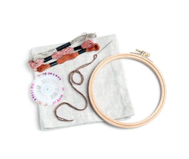 Tahta işlemeli çember, tüy yumağı ve beyaz arka planda izole edilmiş top iğneleri.