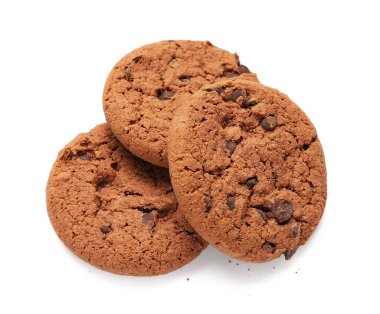 Beyaz arka planda çikolata parçalı lezzetli kurabiyeler