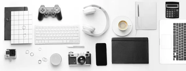 オフィス用品や白を基調としたコーヒーのカップと現代的なデバイスの大きなコラージュ — ストック写真
