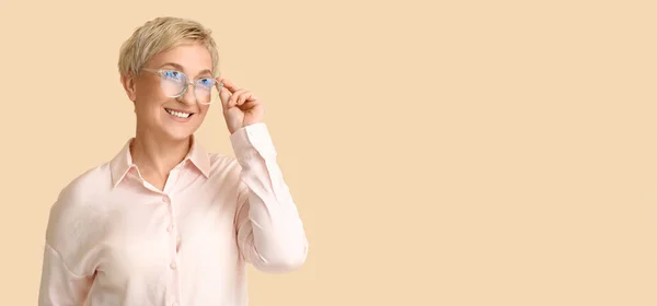 Stylish Mature Woman Wearing Glasses Beige Background Space Text — Stock Photo, Image