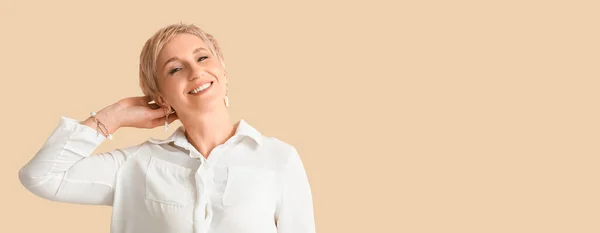 Smiling Mature Woman Beige Background Space Text — Stock Photo, Image