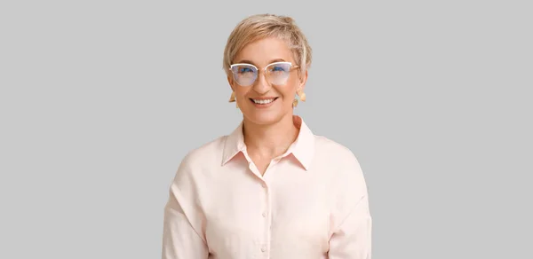Stilvolle Reife Frau Trägt Brille Auf Hellem Hintergrund — Stockfoto