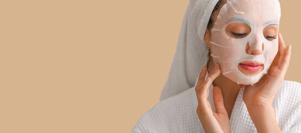 Mujer Joven Con Mascarilla Facial Hoja Aplicada Sobre Fondo Beige — Foto de Stock