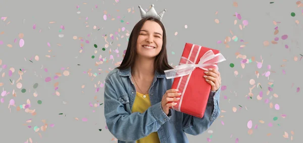 Gelukkig Jong Vrouw Met Verjaardag Cadeau Vallen Confetti Grijze Achtergrond — Stockfoto