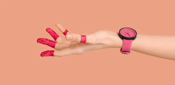 Kobieca Ręka Malowanymi Palcami Stylowym Zegarkiem Tle Koloru — Zdjęcie stockowe