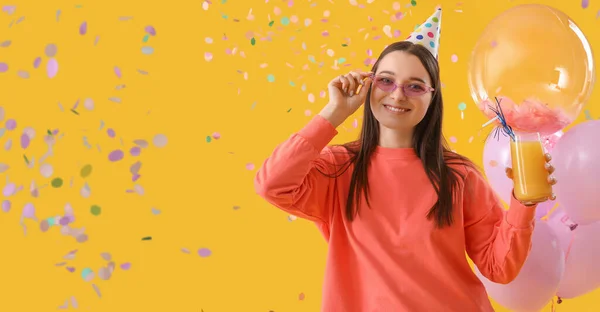 在黄色背景下 快乐的年轻女子 带着鸡尾酒庆祝生日 设计横幅 — 图库照片