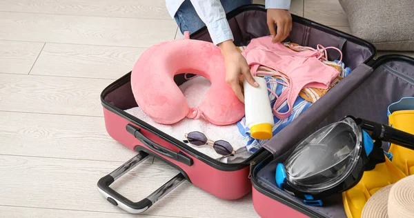 家での旅のための女性のパッキングスーツケース — ストック写真