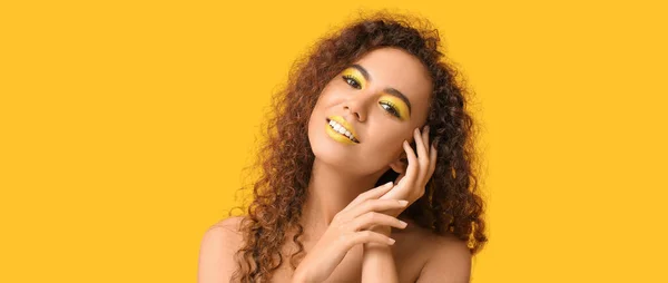 Mulher Afro Americana Bonita Com Maquiagem Brilhante Fundo Amarelo — Fotografia de Stock