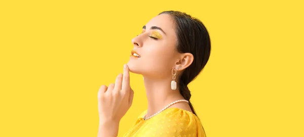 Mujer Joven Atractiva Con Maquillaje Brillante Inusual Sobre Fondo Amarillo — Foto de Stock