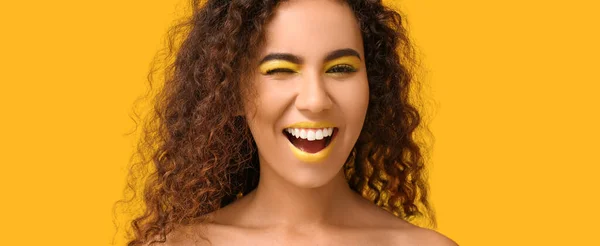 Glad Afro Amerikansk Kvinna Med Ljus Makeup Gul Bakgrund — Stockfoto