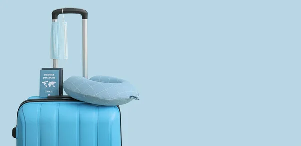 Verpakt Koffertje Met Paspoort Medisch Masker Kussen Lichtblauwe Achtergrond Met — Stockfoto