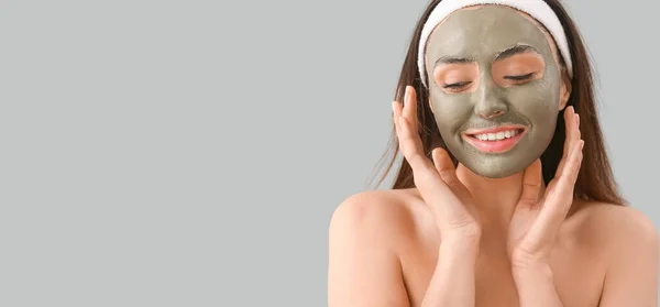 Jonge Vrouw Met Aangebracht Klei Masker Grijze Achtergrond Met Ruimte — Stockfoto