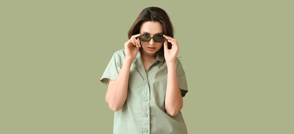 Stilvolle Junge Frau Mit Sonnenbrille Auf Grünem Hintergrund — Stockfoto