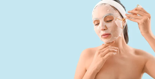 Giovane Donna Con Foglio Applicato Maschera Facciale Rullo Massaggio Sfondo — Foto Stock