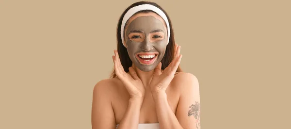 Mujer Joven Feliz Con Máscara Arcilla Aplicada Sobre Fondo Beige —  Fotos de Stock
