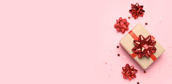 Geschenkkarton Und Rote Schleifen Auf Rosa Hintergrund Mit Platz Für — Stockfoto