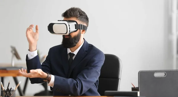 Geschäftsmann Mit Virtual Reality Brille Büro — Stockfoto