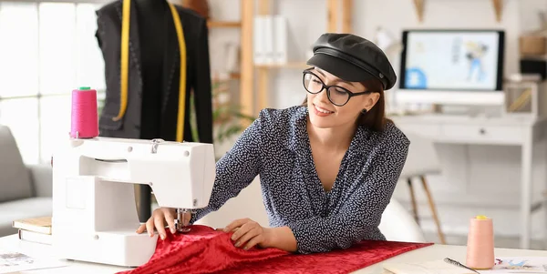 Female Designer Using Sewing Machine Atelier — Stock Photo, Image