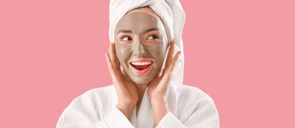Pembe Arka Planda Uygulamalı Kil Maskeli Mutlu Genç Kadın — Stok fotoğraf