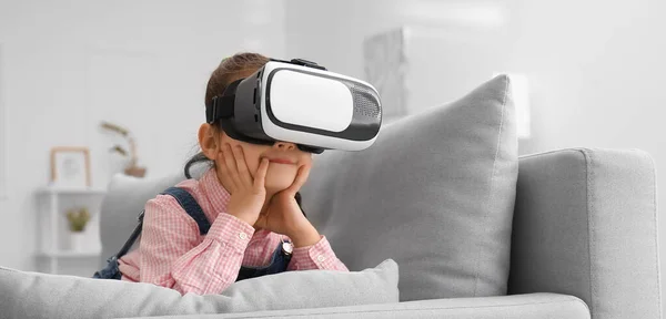 Kislány Virtuális Valóság Szemüveg Otthon — Stock Fotó