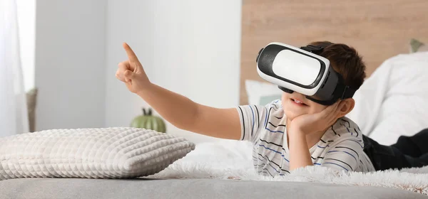 Little Boy Virtual Reality Glasses Bedroom — Stock Photo, Image