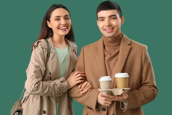 Härligt Ungt Par Med Koppar Kaffe Grön Bakgrund — Stockfoto